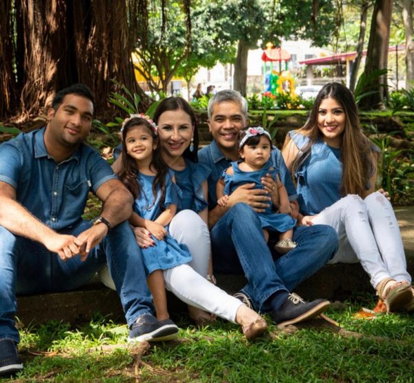 Familia que reza unida en Panamá