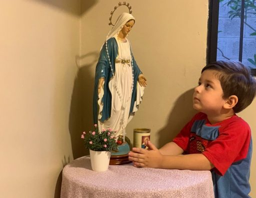 Niño Rezando y contemplando a María hablar con jesus de María