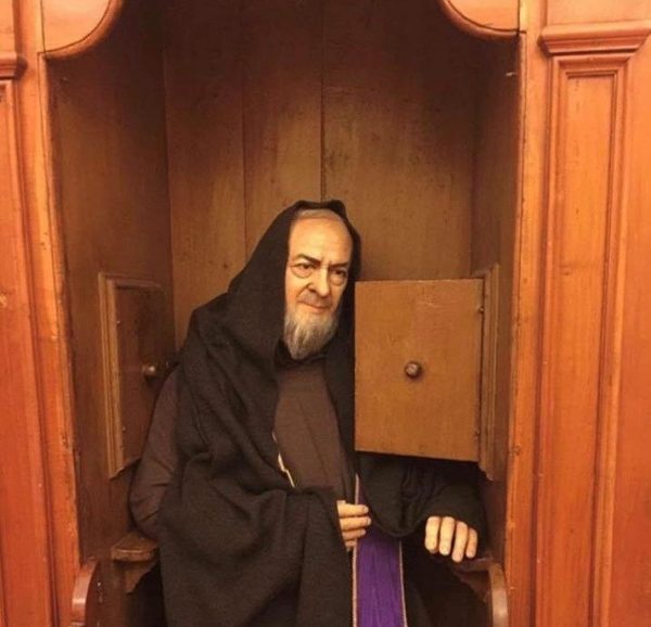 Padre Pio Confesión Italia, comen y no se sacian
